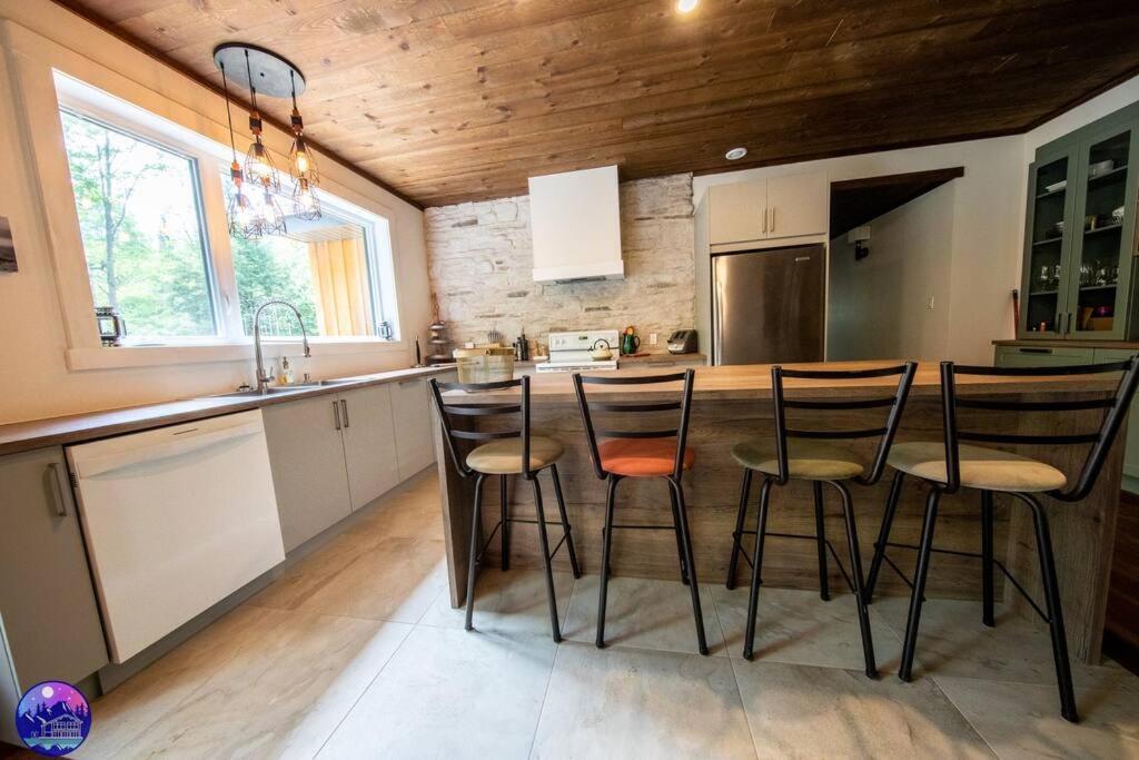 Deschamps- Spa- Chien Accepte- Nature- Estrie Chalet *