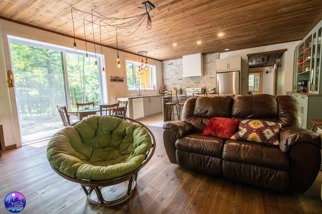 Deschamps- Spa- Chien Accepte- Nature- Estrie Chalet *