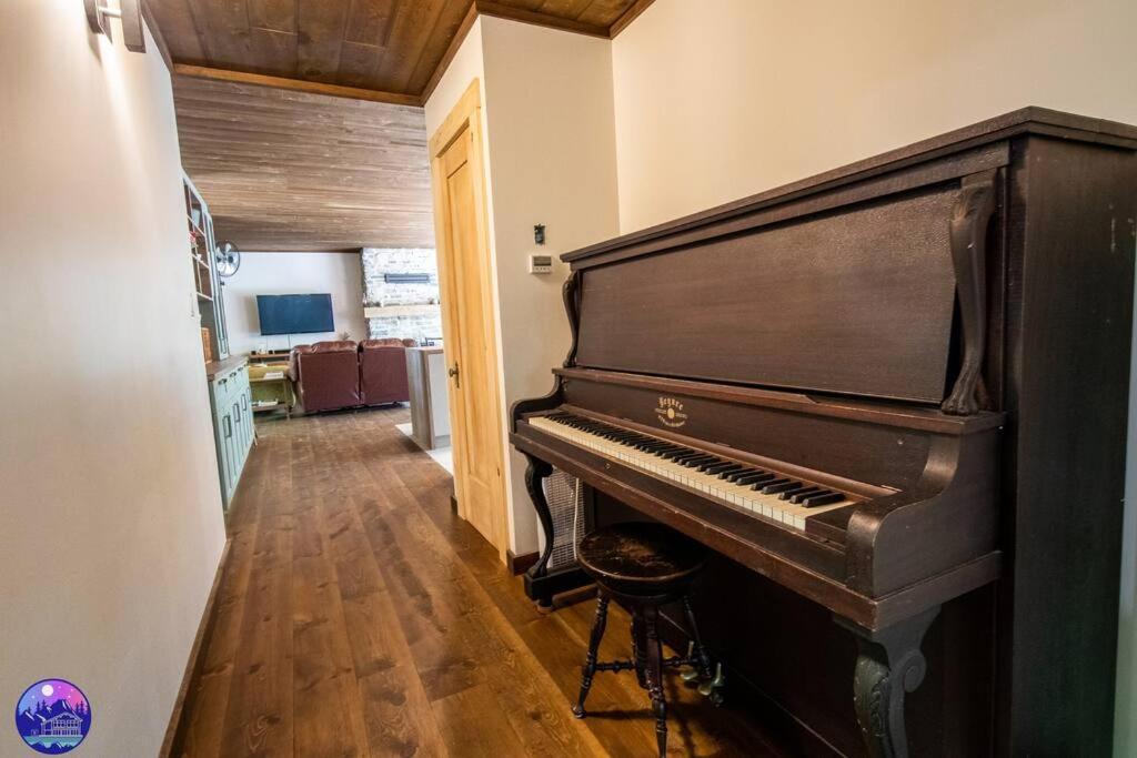 Chalet Deschamps- Spa- Chien Accepte- Nature- Estrie *