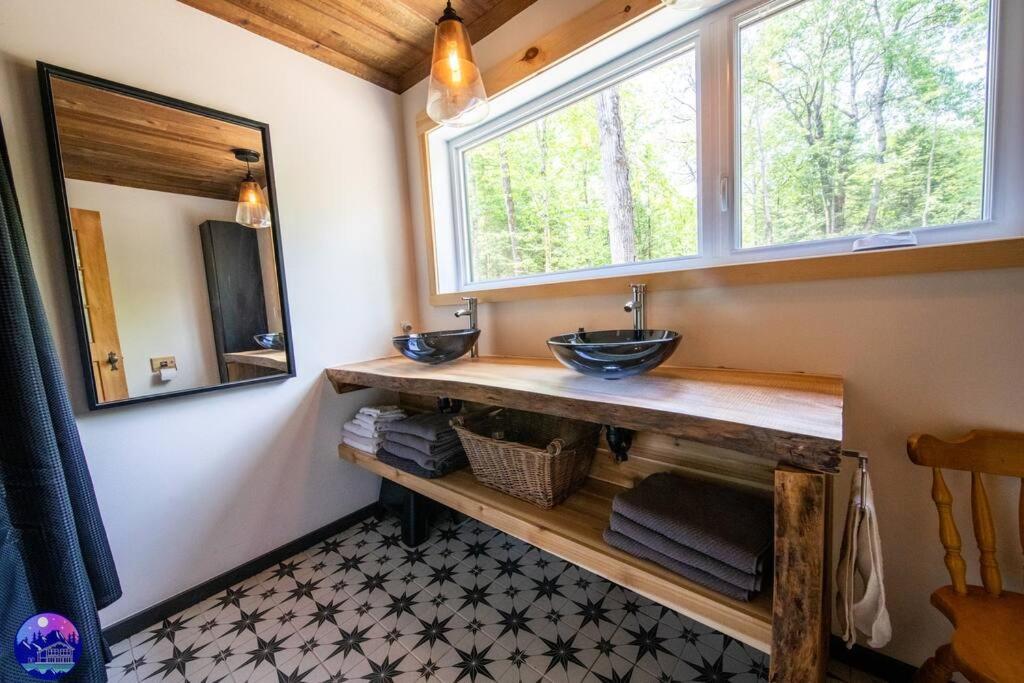 Deschamps- Spa- Chien Accepte- Nature- Estrie Chalet *